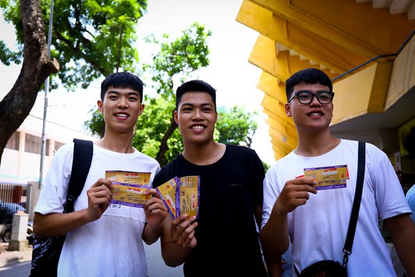 CĐV xếp hàng mua vé xem dàn “sao” nhà bầu Hiển - Anh 2